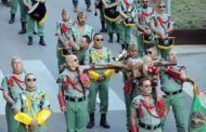 La Legión se salta la prohibición y desfila en procesión en l'Hospitalet